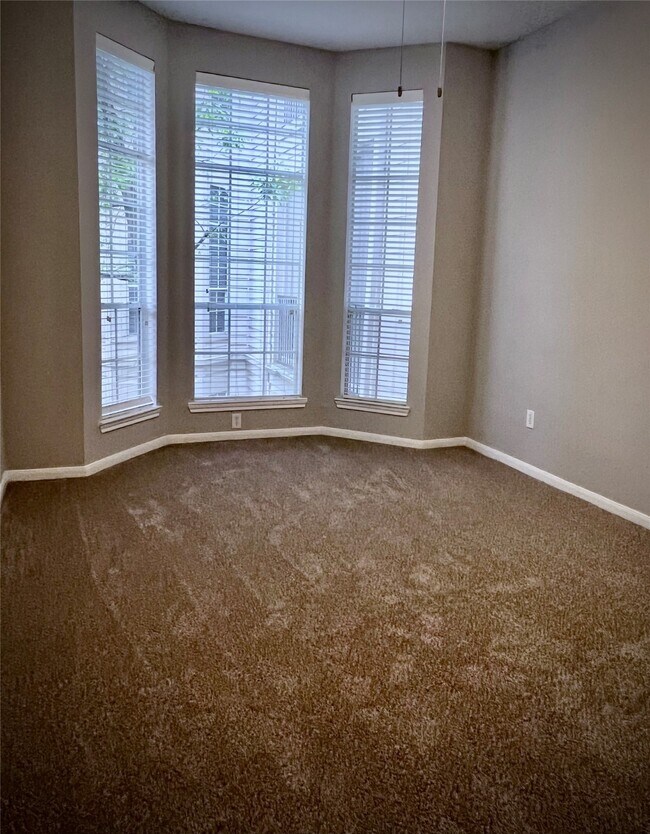 Building Photo - 5353 Memorial Dr