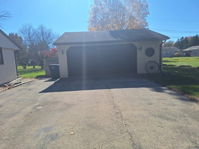 Building Photo - 1285 Glenview Dr