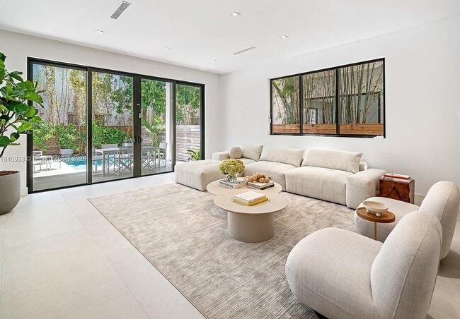 Foto del edificio - 2984 Coconut Ave