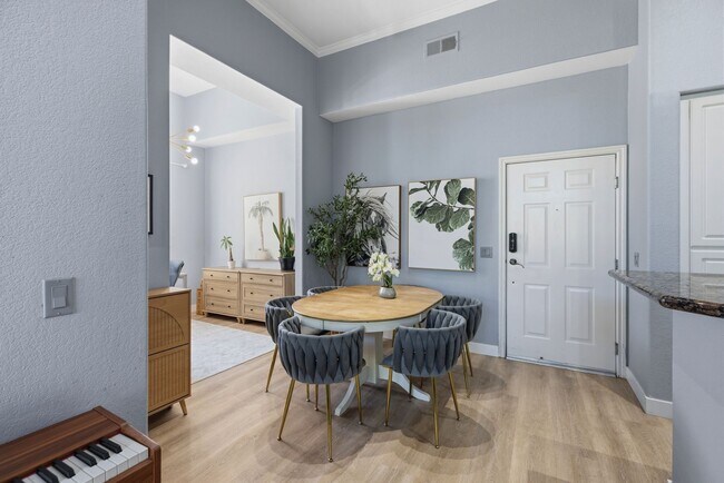 Foto del edificio - “The Jewel” at Regents La Jolla – Rare Top-Floor Corner Condo with Exceptional Privacy