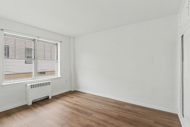 Building Photo - 10 Swan St