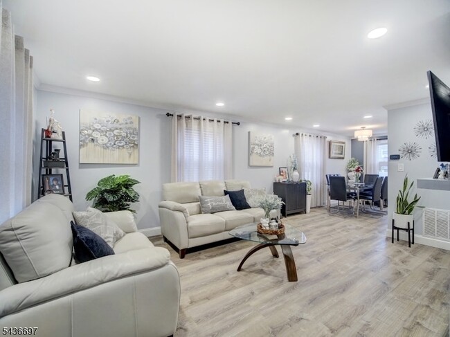 Building Photo - 605 Crescent Dr