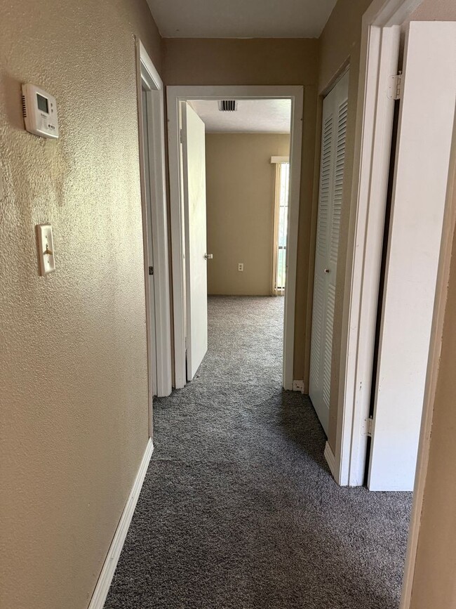 Foto del edificio - LEASE NOW AND ENJOY 50% OFF 2ND MONTH! Spa...