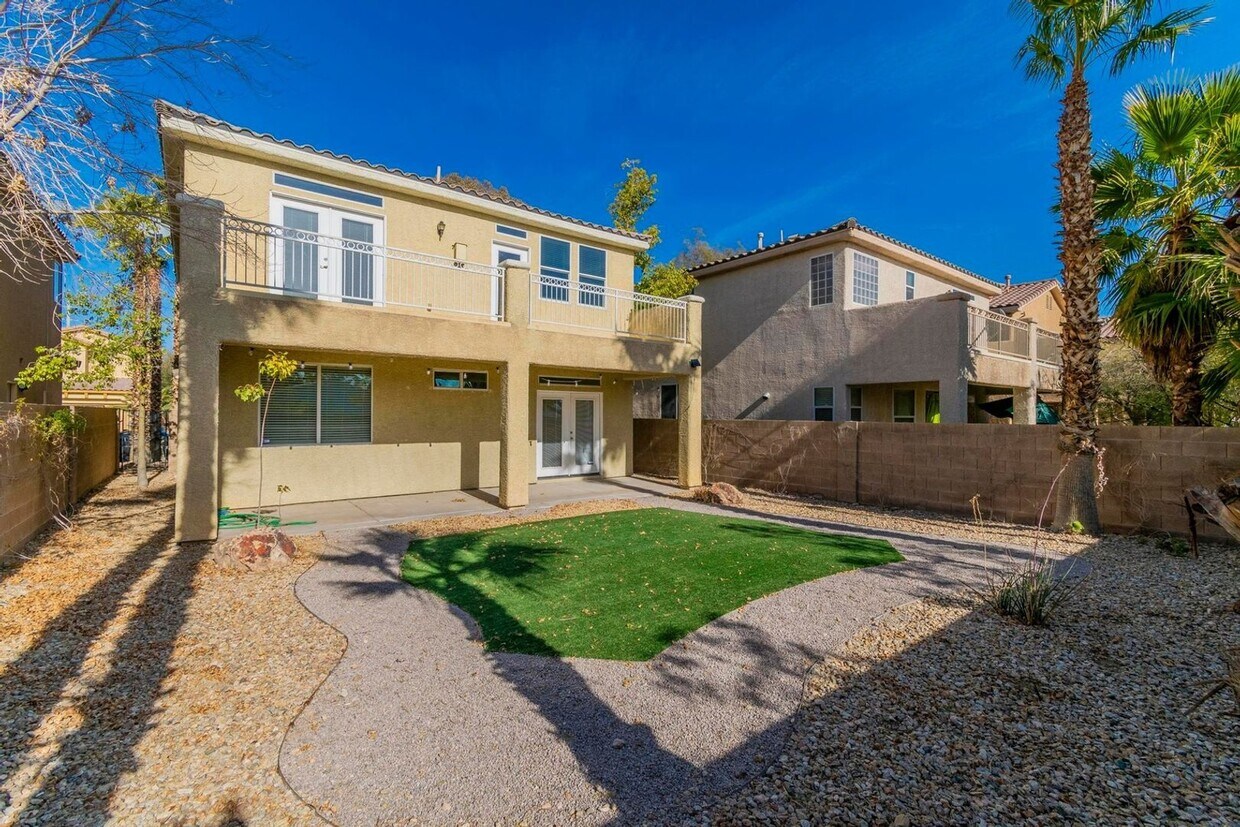 Foto principal - Charming 2 Story Home with 2BR+1Den House ...
