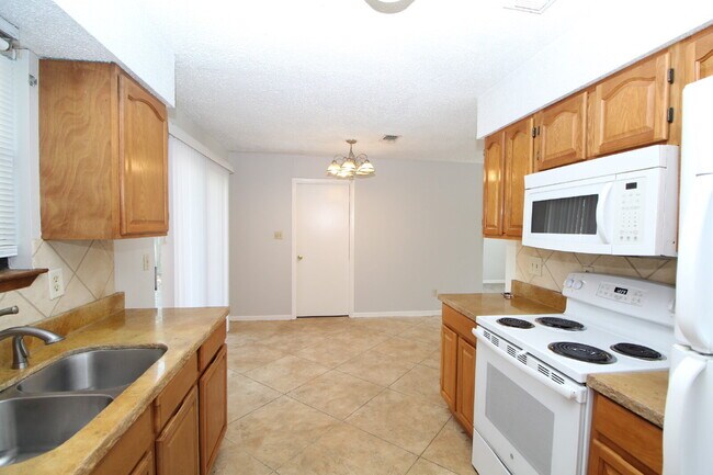 Foto del edificio - West Pensacola Rental with 3 Bedrooms, Privacy-Fenced Yard, Indoor Laundry Room & Easy Access to ...