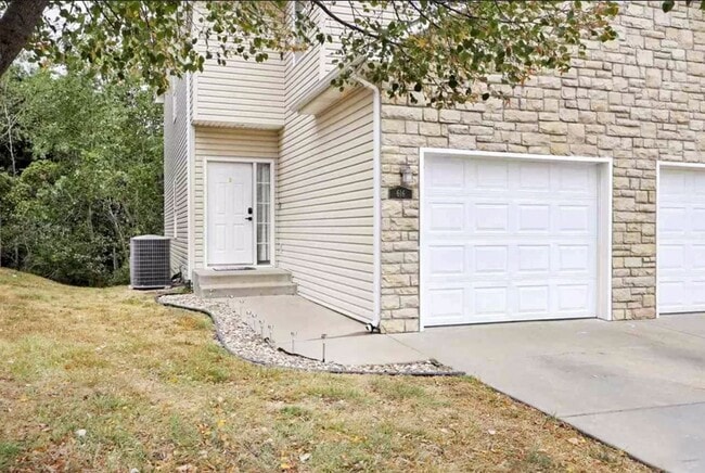 Building Photo - 3D Tour Available - West-Side Townhome + W...