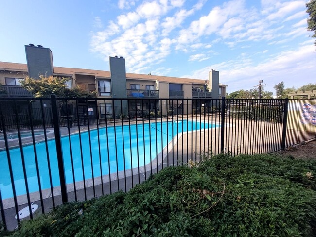Building Photo - Condo on Madison Avenue. MOVE IN SPECIAL. 1 month free.