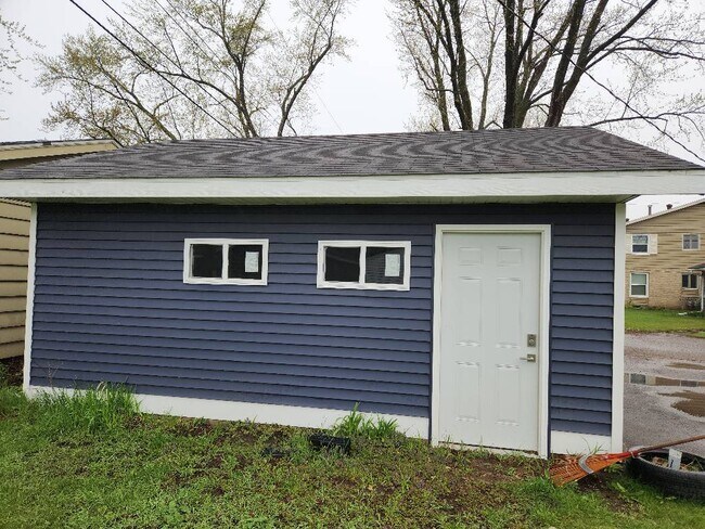 Building Photo - 2834 Thomas Dr