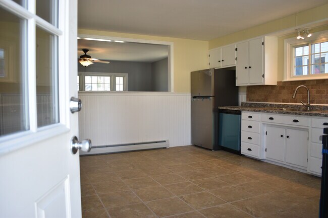 Building Photo - 164 South Ave