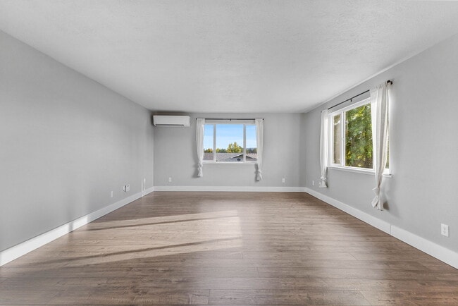Building Photo - 524 NE Dallas Dr