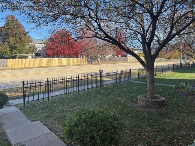 Foto del edificio - Beautiful 3B 2.5 bathroom townhouse in Normal