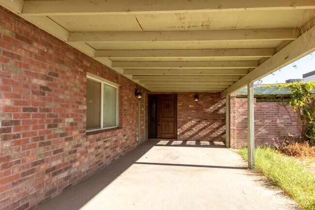 Foto del edificio - Very Spacious 3 Bed, 2.5 Bathroom in Centr...