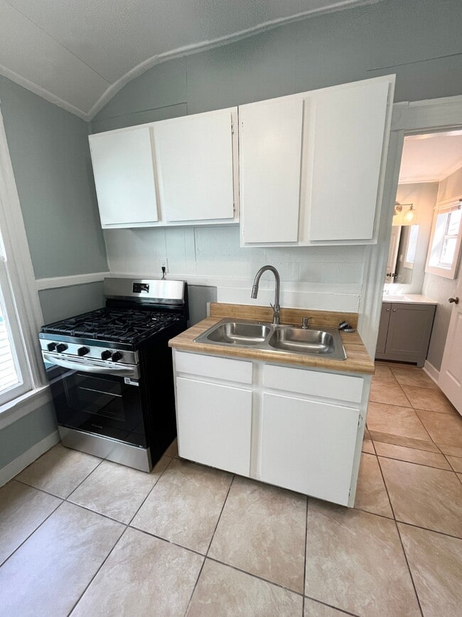 Building Photo - 1810 24th St