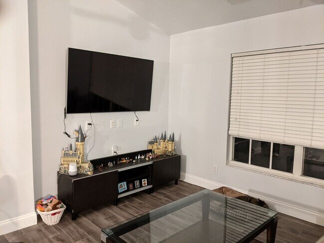 Foto del edificio - 4854 Lark Dr