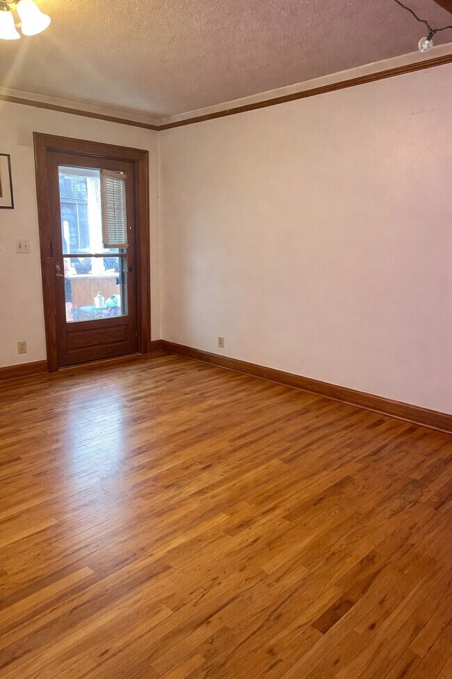 Foto del edificio - 203 E Davis Ave