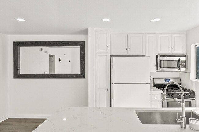 Foto del edificio - Two Bedroom Upper Unit with High Ceilings ...