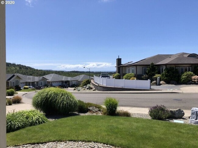 Foto del edificio - Amazing Bay View 3 bed/3 bath in Coos Bay