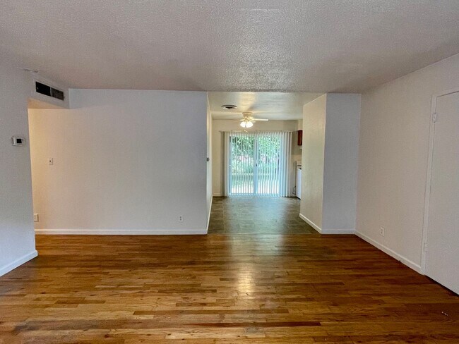 Foto del edificio - 2 BED 1.5 BATH SINGLE DUPLEX