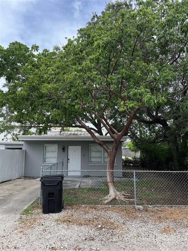 Foto del edificio - 325 SW 14th Ct