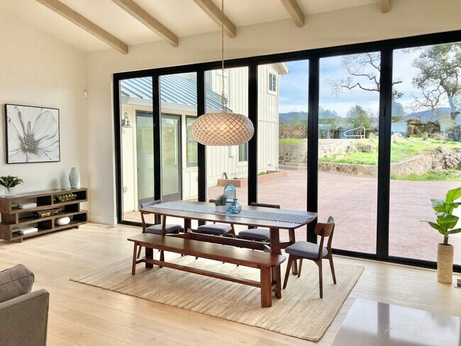 Foto del edificio - Stunning Views from this Brand New, Luxury...