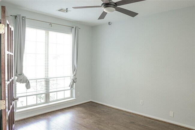Foto del edificio - 10234 Five Oaks Ln
