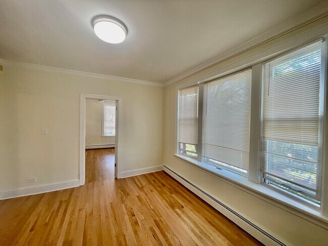 Foto del edificio - 7027 N Damen Ave