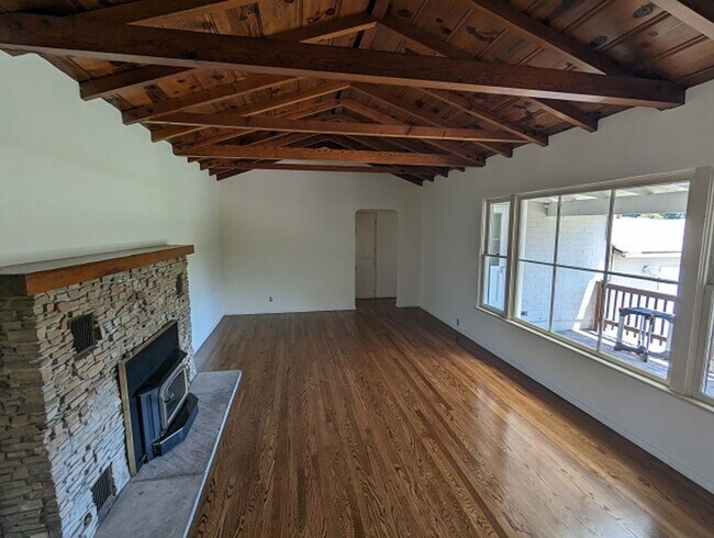 Building Photo - 3 Bedroom- 2 Bathroom Single Story Home lo...