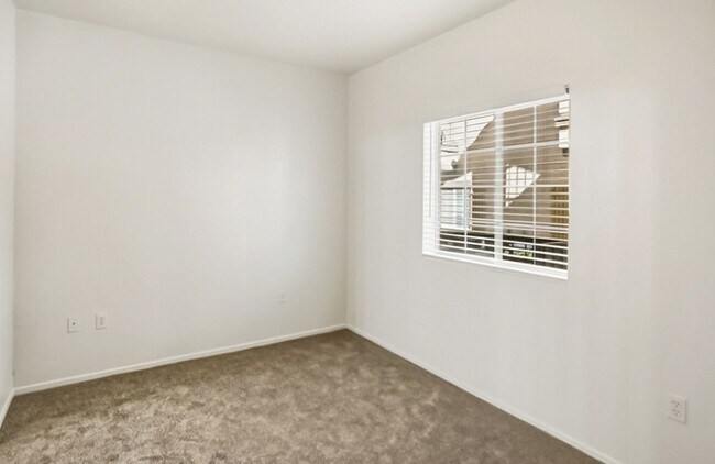 Foto del edificio - 4 Bed and 4 Bath Townhome In Gated North Las Vegas Community