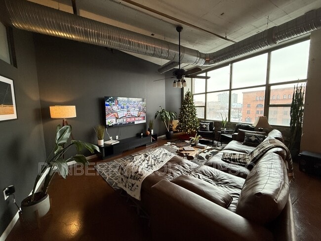 Building Photo - 745 Washington St