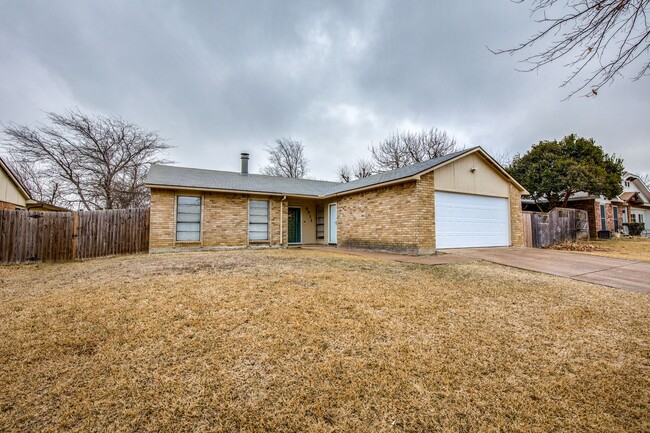 Building Photo - Cozy Charm: 3BD-2BA Brick Home with Modern...