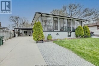 Building Photo - 214 Simcoe St