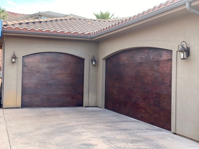 Building Photo - 2242 N Gunsight Dr