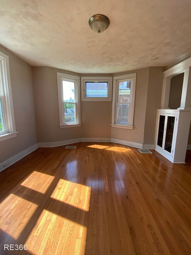 Foto del edificio - 3 br, 1 bath House - 111 Harwood Mt Washin...