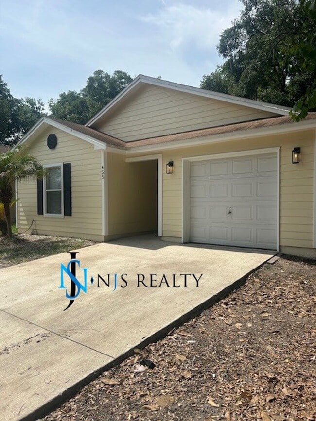 GORGEOUS 3/2 1200 sq ft home with FRESH PA... - GORGEOUS 3/2 1200 sq ft home with FRESH PA...