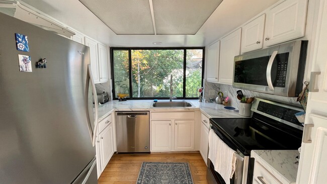 Foto del edificio - 2437 Burgundy Ct