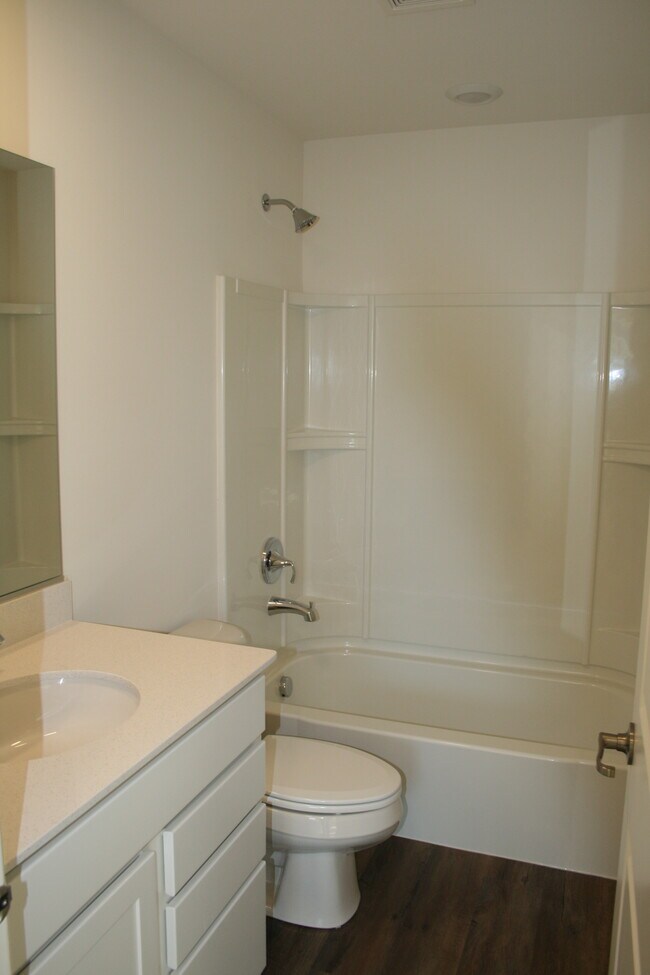 Full Bathroom - 1112 Hawk Hollow Dr
