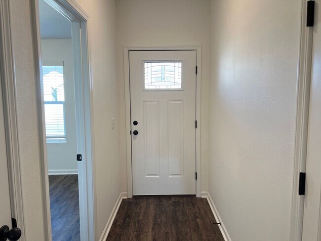 Building Photo - New 3 Bedroom Townhome In Duenweg!