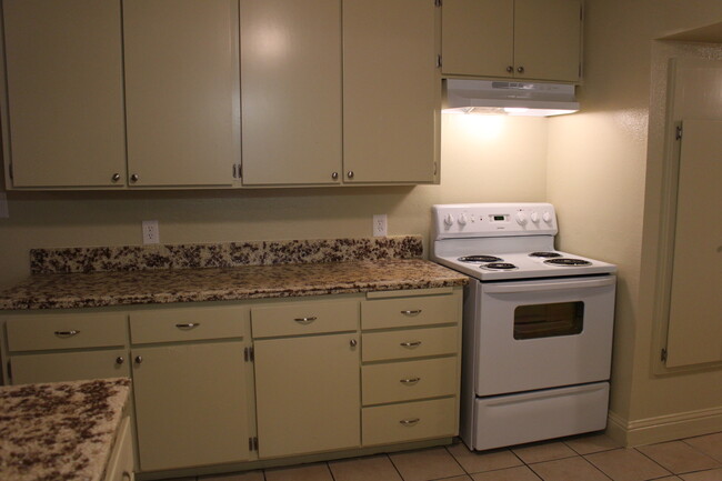 Building Photo - Franklin Triplex - Golden Dev