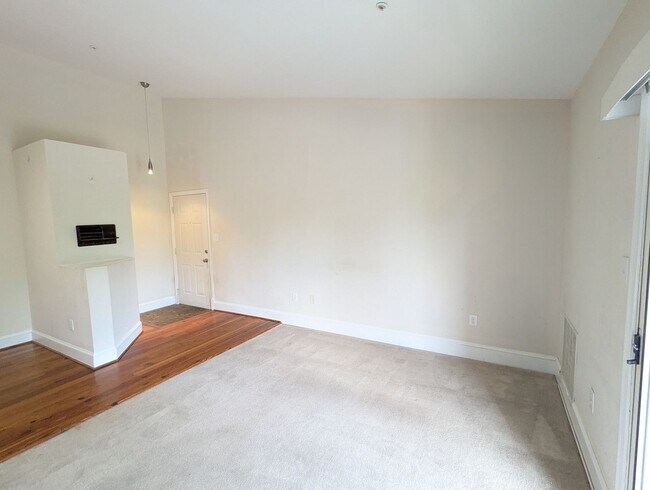 Building Photo - Charming Condo in Jefferson ready for you ...