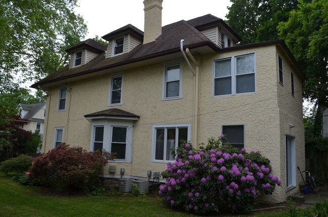 Foto del edificio - 5 Bedroom House in Bala Cynwyd!