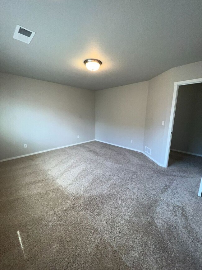 Building Photo - 20505 SE Evian Ave