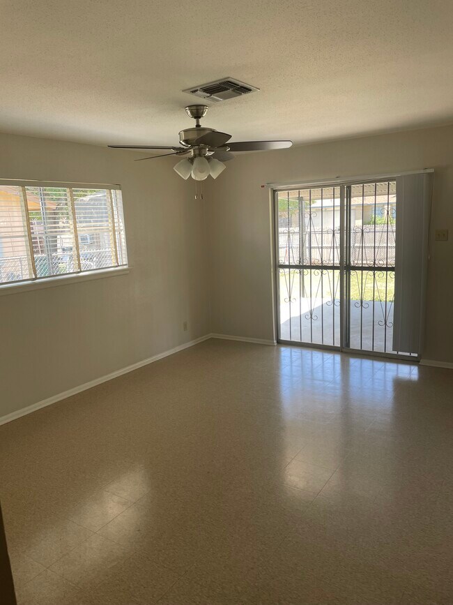 Building Photo - 10934 Lazy Oaks Dr