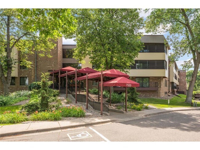 Foto del edificio - 7500 Cahill Rd