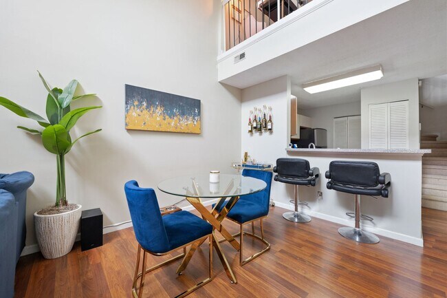 Foto del edificio - Light filled 1 BR/BA Condo with Loft!  Com...