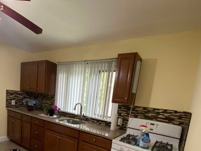 Building Photo - 175 Burrs Ln