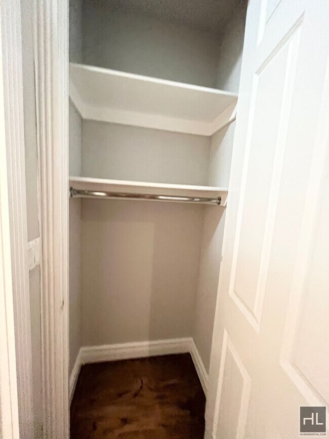 Foto del edificio - No Fee! Renovated 2 Bedroom with in-unit W...