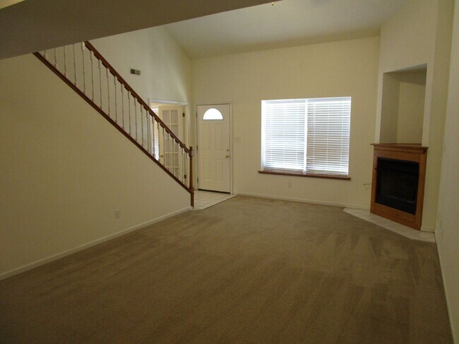 Foto del edificio - 1725-1727-1727 Louise Cir