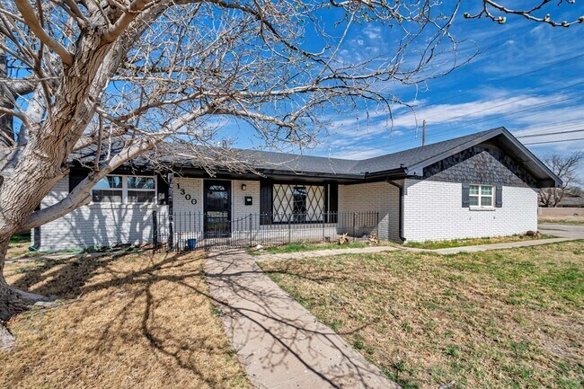 Building Photo - 1300 Bonham Ave