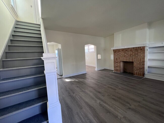 Building Photo - Updated 2BR 1 bath house for rent