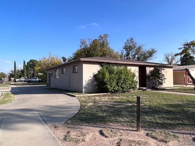 Building Photo - Spacious 3 bed,  1 1/2 bath